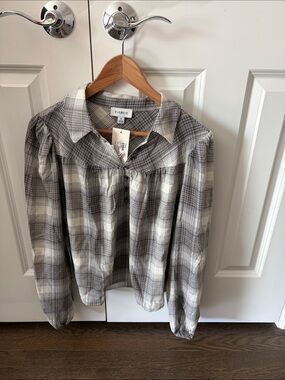 Evereve Gray & White Plaid Button-Up Top